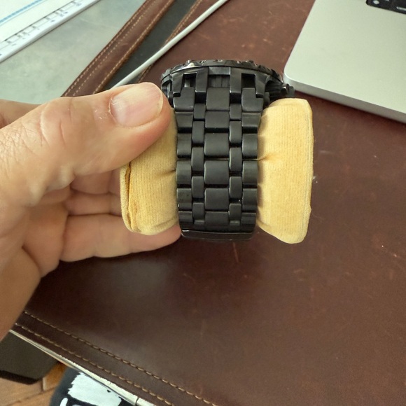 Reserved Black Men's Quartz Watch - Picture 4 of 7